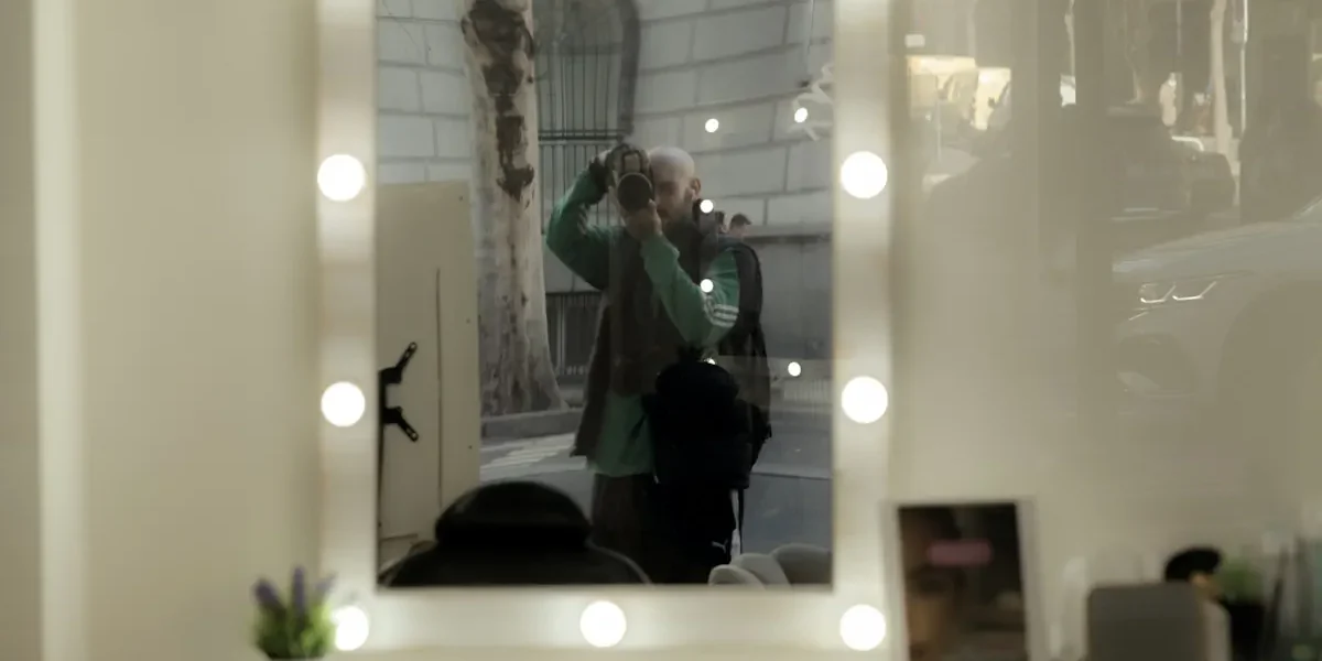 en sminkspegel med belysning